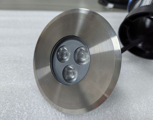 Lampu kolam renang LED yang ditimbun menawarkan efisiensi cahaya 100lmw yang dirancang untuk kisaran suhu 20 °C hingga 45 °C dan pencahayaan kolam renang