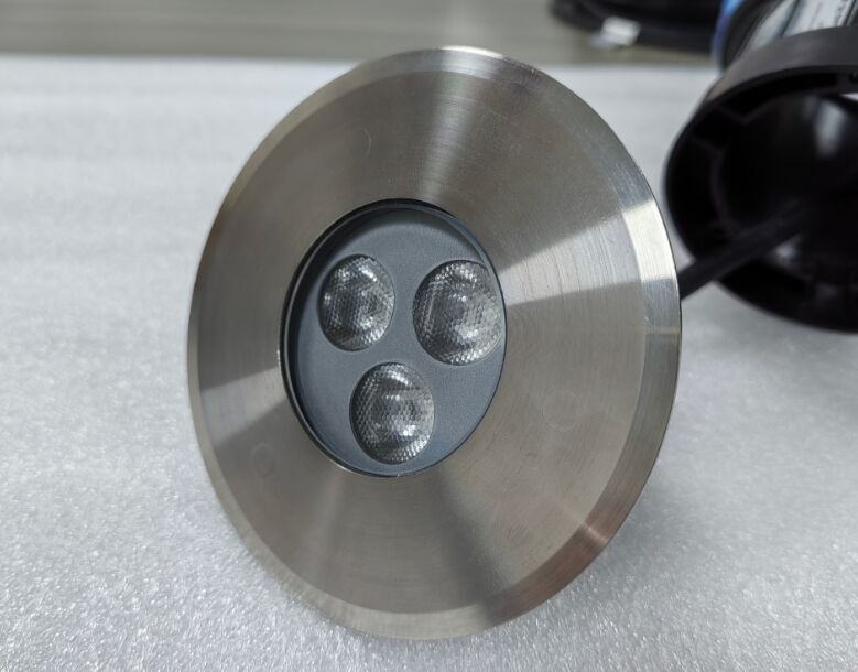 Lampu kolam renang LED yang ditimbun menawarkan efisiensi cahaya 100lmw yang dirancang untuk kisaran suhu 20 °C hingga 45 °C dan pencahayaan kolam renang